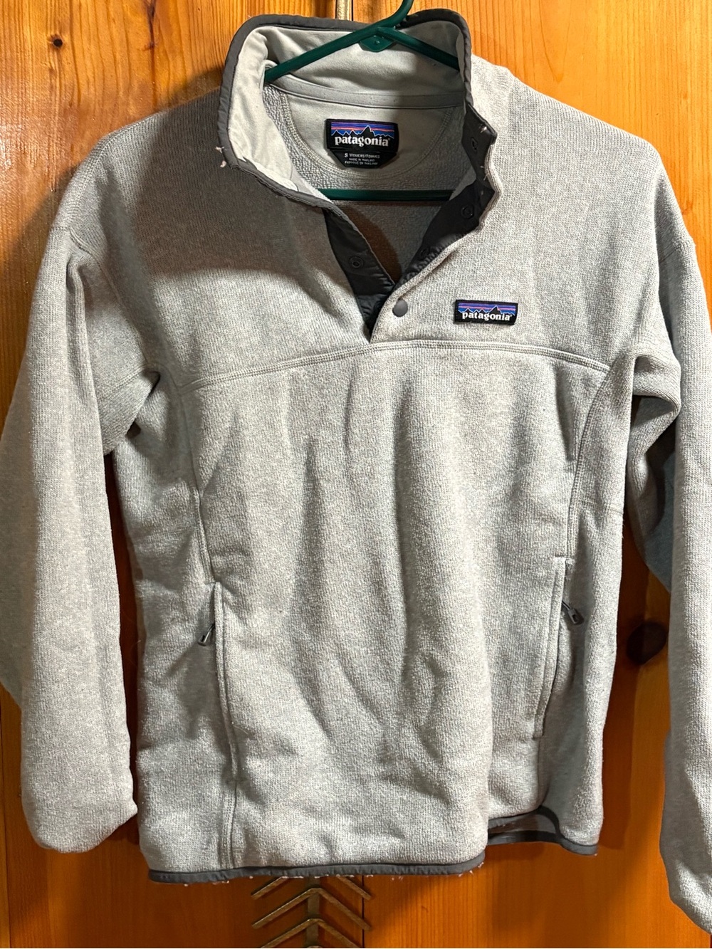 Patagonia Light Gray Fleece Pullover with Multicolor Logo